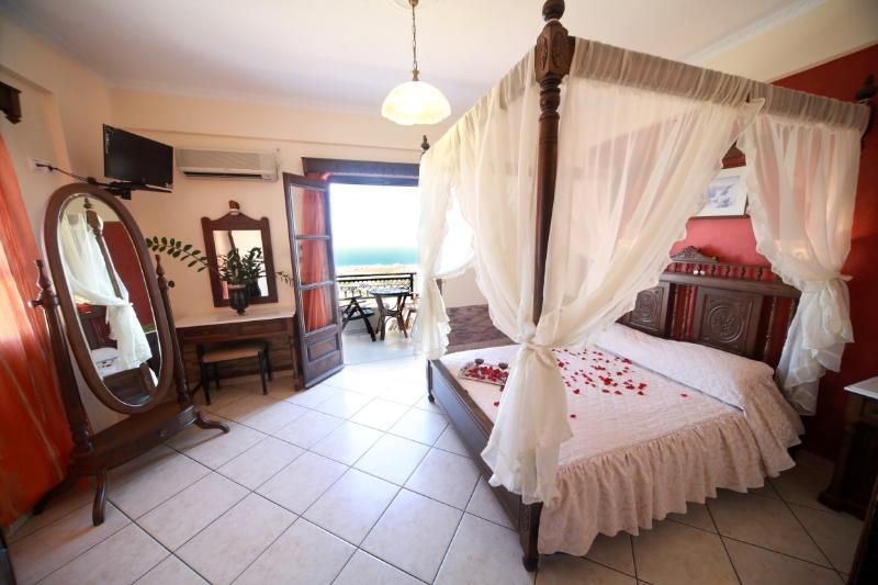 B Suites Фира Екстериор снимка